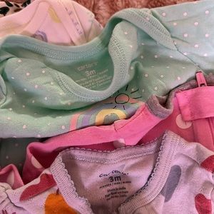 (6 items included)BABYGIRL 0-3 MONTHS CARTERS CLOTHES/ PAJAMAS